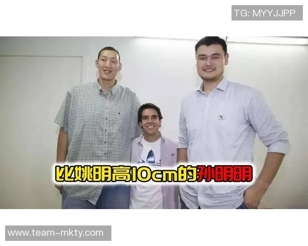 姚明与篮网新秀杰明同框合影引发热议谁能在巨人面前不变矮人 姚明与篮网新秀杰明同框合影引发热议谁能在巨人面前不变矮人