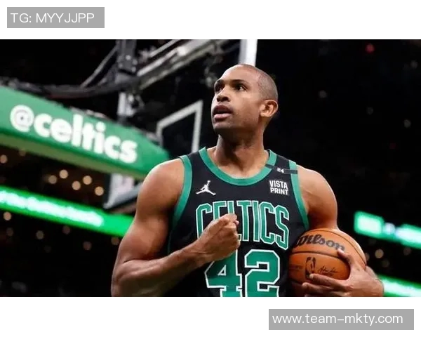 老将霍福德因右腿筋拉伤缺席第四节将进入每日观察状态 老将霍福德因右腿筋拉伤缺席第四节将进入每日观察状态